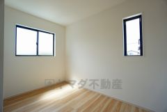 2面採光を確保した明るい室内は、風通しも良く、大変居心地の良い空間となっております。爽やかな風を感じて起きる朝は、快適生活の始まりに。