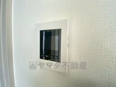 防犯性もばっちり、TVモニター付きインターフォン完備。大きなモニターで玄関先を確認できます。録画機能が付いているので不在時の訪問者も確認できて安心です^^
