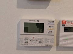 キッチン横からお湯張り、追い炊き、足し湯がボタン一つで楽々操作できる給湯機リモコンです＾＾忙しい夕飯の準備の時間帯に重宝しますね。