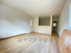 対面式キッチンを中心としたリビングダイニングで家族の会話が弾みそうです。