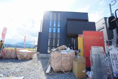 コンビニ・ドラッグストア徒歩6分。メガドンキ徒歩7分。お庭付きで楽しみが広がります＾＾