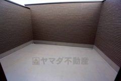 主寝室から出入りできるバルコニー。壁が高く設計されており、周囲からみえることはありません。プライベートな寛ぎ空間に＾＾