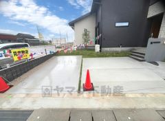 駐車スペースはゆとりある3台分を確保。マイカー用に、お客さま用に、余裕を持ってご利用いただけます。