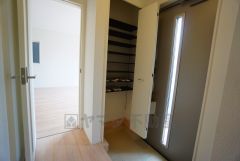 たっぷり収納できるシューズボックスです。家族全員の靴がきれいに整頓できます。棚の上にお花や写真を飾っても良いですね。