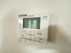 キッチン横からお湯張り、追い炊き、足し湯がボタン一つで楽々操作できる給湯機リモコンです＾＾忙しい夕飯の準備の時間帯に重宝しますね。