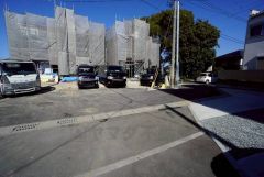 前面道路は公道南東側約4ｍ。 大型車の通行がほとんどなく、騒音や振動が少ないので静かで快適な生活を送れます。