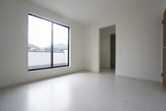 同仕様写真。主寝室としてお使いいただけそうなこちらのお部屋は、日当たりが良く、爽やかな風を感じて起きる朝は、快適生活の始まりに。