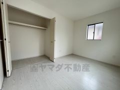 ホワイト調のシンプルデザインで落ち着きと安らぎの空間に仕上げています。各部屋に収納が完備されているので、お荷物が多くなっても安心の設計です。