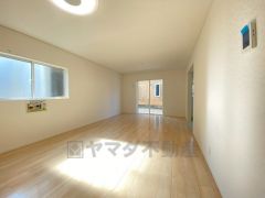 大きな窓のあるリビングは、陽光あふれる明るい空間です。居心地良く、ご家族皆がゆったりくつろげる憩いの空間となりそうです。