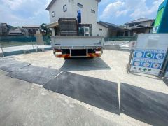 駐車スペースはゆとりある2台分を確保。マイカー用に、お客さま用に、余裕を持ってご利用いただけます^^