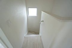 階段には小窓を配置しました。日中でも暗くなりがちな階段下が明るくなり安全ですね。
