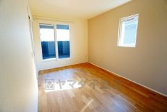 全居室にはたっぷり収納できる大型クローゼットを設置しています。窓には断熱性・保温性にすぐれ、省エネ効果のあるペアガラスを採用。冬には結露を防止します。