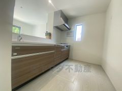 耐久性にも優れた人造大理石トップです。汚れもサッと拭き取ることができ、お掃除もラクラク。対面式キッチンが家族の会話も盛り上げます。食器洗浄乾燥機付。