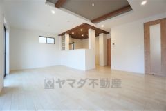 同仕様写真。断熱性能の窓ガラスを採用。省エネ、光熱費カットにも貢献します。 夏は涼しく、冬は暖かく快適に過ごせます。