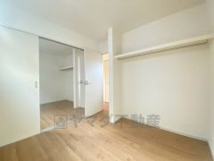 木目調のシンプルデザインで落ち着きと安らぎの空間に仕上げています。各部屋に収納が完備されているので、お荷物が多くなっても安心の設計です。