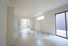 大きな窓のあるリビングは、陽光あふれる明るい空間です。居心地良く、ご家族皆がゆったり寛げる憩いの空間となりそうです。
