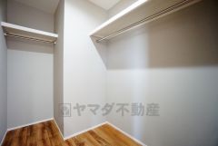 同仕様写真。収納力豊富なウォークインクローゼット付き。洋服や小物などを1箇所にまとめて美しい収納を実現します。