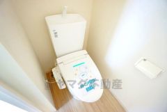 ウォシュレット付トイレです。節水機能もあるので、安心して使えますね。もちろん、1階2階の2ヶ所にトイレがあるので、忙しい朝にもゆとりができますね。