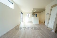 家族が集まる開放的なリビング。約18帖の大空間で毎日のお食事が楽しみです＾＾思い思いの時間を過ごしたり、家族みんなで食事をしたり、素敵な団らんの場になりますね。