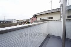 約7帖の主寝室から出入りできるバルコニー＾＾南東向きで陽当たりも良く、洗濯物も良く乾きそうです＾＾