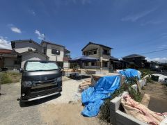 駐車スペースはゆとりある2台分を確保。マイカー用に、お客さま用に、余裕を持ってご利用いただけます^^