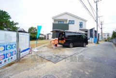 前面道路は北東側4ｍ。交通量が少ないため小さなお子様がいるご家庭も安心です＾＾駐車もスムーズですね＾＾