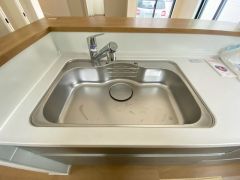 広々とした凸型シンクに洗剤ポケットを標準装備。大きなお鍋など洗いやすいです。洗剤や石鹸、スポンジもすっきりできる収納付き。