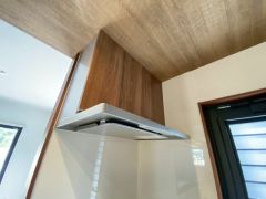 調理により発生する油煙や臭いを吸い込み、屋外へ排気してくれます。