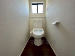 温水洗浄機付トイレです。節水機能もあるので、安心して使えますね。もちろん、1階2階の2ヶ所にトイレがあるので、忙しい朝にもゆとりができますね。