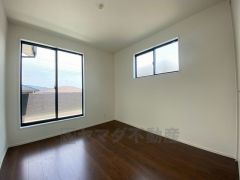 2面採光を確保した明るい室内は、風通しも良く、大変居心地の良い空間となっております。爽やかな風を感じて起きる朝は、快適生活の始まりに。