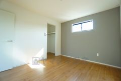 暖かい日差しが差し込む洋室。たっぷり収納できるクローゼット付きでお部屋の中をすっきりと快適に保てます。