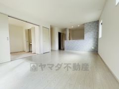 おしゃれで過ごしやすいリビングです。隣接する和室と合わせると約21帖の大空間になります。