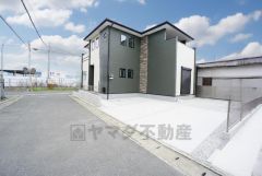 前面道路は交通量が少なく、小さなお子様がいるご家庭も安心です＾＾ 3面方向道路で日当たり風通し良好です＾＾