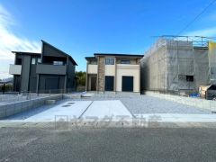 駐車スペースはゆとりある4台分を確保。マイカー用に、お客さま用に、余裕を持ってご利用いただけます。