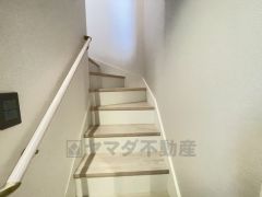 ご年配の方でも安心できる、手すり付き階段です＾＾段差も低めで設定されてますので安全性にも優れてますね＾＾