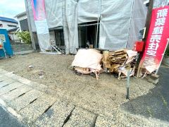 駐車スペースはゆとりある2台分を確保。マイカー用に、お客さま用に、余裕を持ってご利用いただけます。
