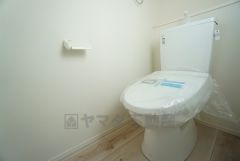 温水洗浄機付トイレです。節水機能もあるので、安心して使えますね。もちろん、1階2階の2ヶ所にトイレがあるので、忙しい朝にもゆとりができますね。