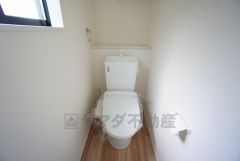 ウォシュレット付トイレです。節水機能もあるので、安心して使えますね。もちろん、1階2階の2ヶ所にトイレがあるので、忙しい朝にもゆとりができますね。