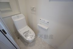温水洗浄機付トイレです。節水機能もあるので、安心して使えますね。もちろん、1階2階の2ヶ所にトイレがあるので、忙しい朝にもゆとりができますね。