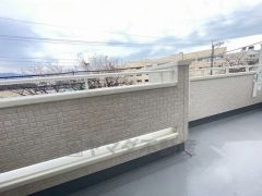 陽当たりの良いバルコニーです。お洗濯やお布団干しはもちろん、日光浴スペースにも。足元は防水工事施工済です。