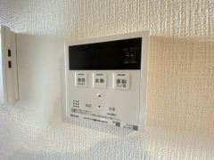給湯器リモコンはキッチン横からボタンひとつで操作が楽々。通話ボタン付きでお子様とも会話ができて安心です。