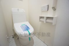 温水洗浄機付トイレです。節水機能もあるので、安心して使えますね。もちろん、1階2階の2ヶ所にトイレがあるので、忙しい朝にもゆとりができますね。