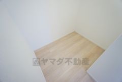 同仕様写真。まとめ買いしてもこの収納量なら心配要らずのパントリー。調理家電や食品のストックをすっきりまとめられ、キッチン周りを広々使えます。