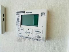 給湯器リモコンはキッチン横からボタンひとつで操作が楽々。通話ボタン付きでお子様とも会話ができて安心です。