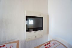 防犯性もばっちり、TVモニター付きインターフォン完備。大きなモニターで玄関先を確認できます。録画機能が付いているので不在時の訪問者も確認できて安心です^^
