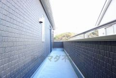 お洗濯物を干すスペースとしても十分な広さがあります。  お天気の良い日はお洗濯物がよく乾きそうな日当たり良好のバルコニー