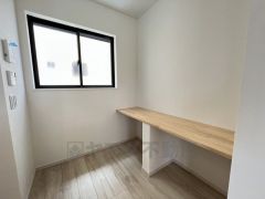 ユーティリティにはカウンター付き。お子様の勉強用、パソコンデスク、趣味の作業スペースなど使い方は色々あります。