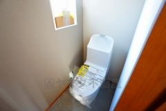 温水洗浄機付トイレです。節水機能もあるので、安心して使えますね。もちろん、1階2階の2ヶ所にトイレがあるので、忙しい朝にもゆとりができますね。手洗い場付き。