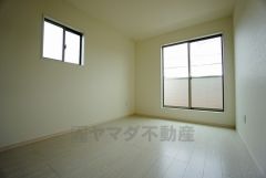 同仕様写真。2面採光を確保した明るい室内は、風通しも良く、大変居心地の良い空間となっております。爽やかな風を感じて起きる朝は、快適生活の始まりに。