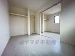 2面採光を確保した明るい室内は、風通しも良く、大変居心地の良い空間となっております。爽やかな風を感じて起きる朝は、快適生活の始まりに。